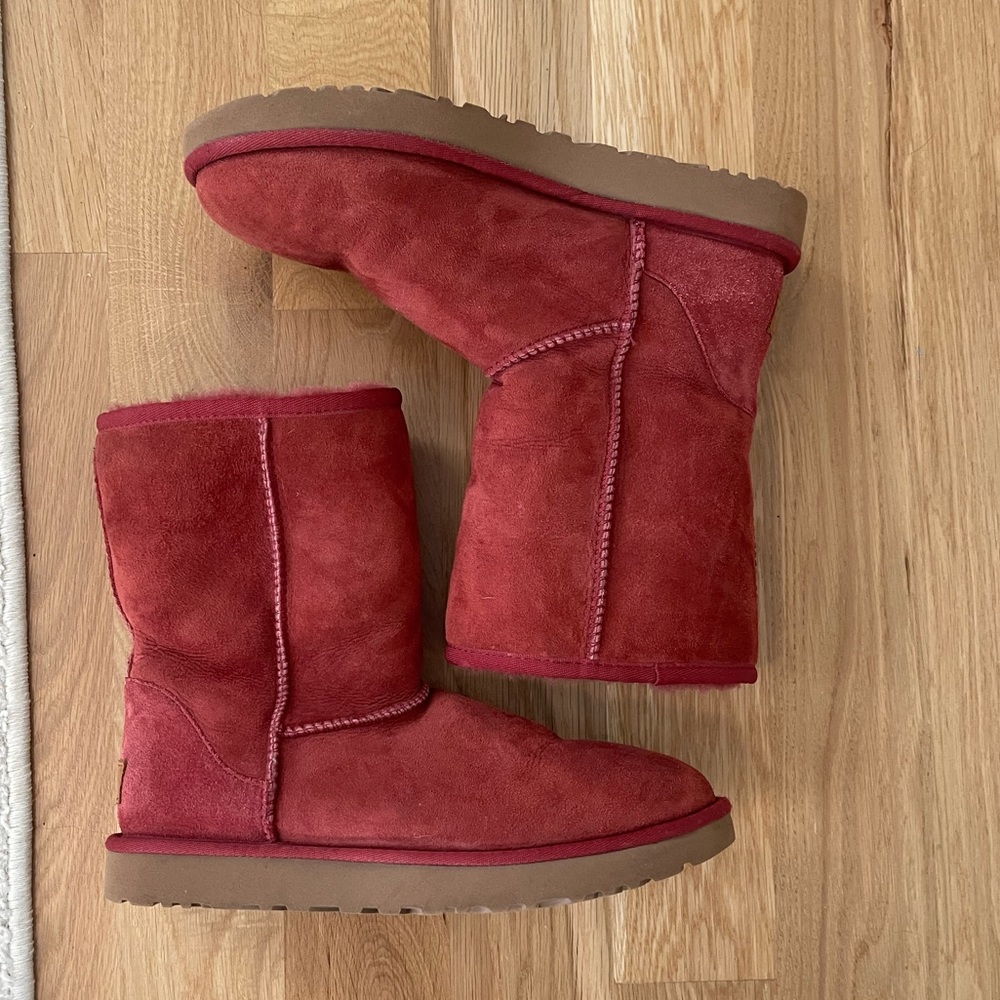 EXCELLENT CONDITION UGG Classic Short II Women's Mouton Red Boots